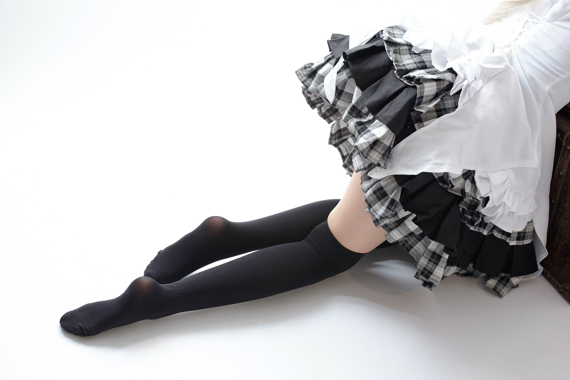 【SSR系列】森萝财团写真 SSR-006 白色长发小太妹黑丝制服装诱惑 [90图-0视频-427MB] 第2张